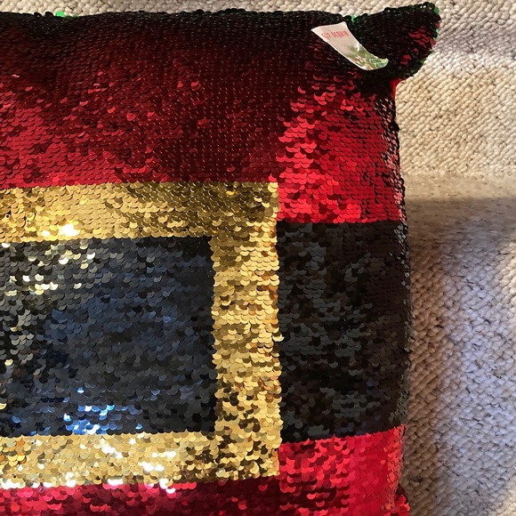 Red/Black/Green Reversible Sequins Pillow - Picture 4 of 9